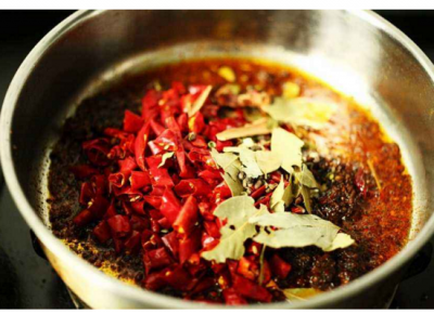 重慶火鍋底料供應商如何進(jìn)行產(chǎn)品優(yōu)化？