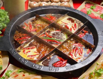 大的火鍋底料廠(chǎng)家可以進(jìn)行火鍋桌椅定制