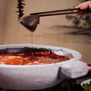 揭秘：牛油紅油火鍋的獨特風(fēng)味何在？